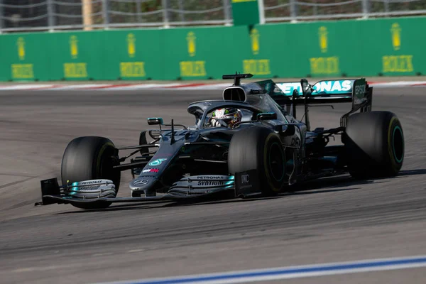 SOCHI, RUSSIA - 29 Eylül 2019: Daimler AMG Mercedes Benz F1 takımından Lewis Hamilton Rusya Formula 1 Grand Prix 2019