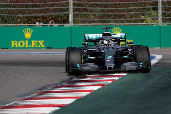 SOCHI, RUSKO - 29. září 2019: Lewis Hamilton z Daimler AMG Mercedes Benz F1 team at Formula 1 Grand Prix of Russia 2019 — Stock fotografie