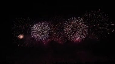 Gece gökyüzünde soyut havai fişekler, siyah arkaplanda izole edilmiş.