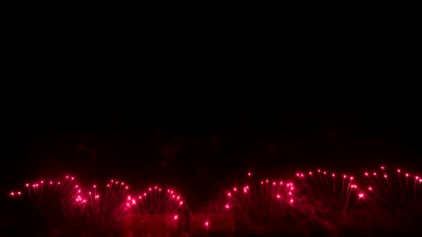어두운 배경에 고립된 채 밤하늘에 화려 한 불꽃놀이를 하는 모습 — 비디오