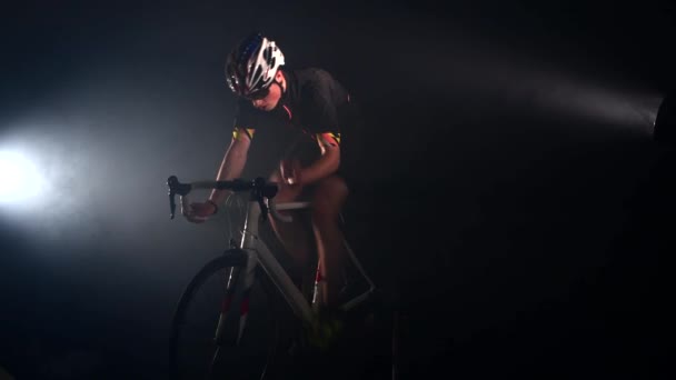 Ciclista profissional de ciclismo de bicicleta de estrada, Pedalar, conceito de esporte, estúdio preto — Vídeo de Stock