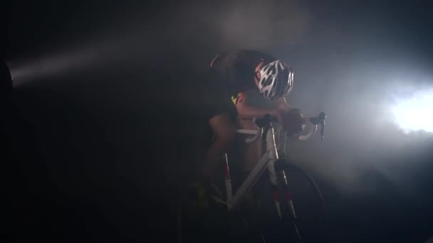 Ciclista deportista profesional bicicleta de carretera, concepto de deporte, fondo negro estudio — Vídeos de Stock