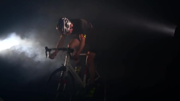 Profi sportoló kerékpározás közúti kerékpár füstben, sport koncepció — Stock videók