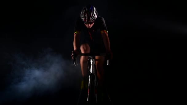 Profesjonalny triathlonista kolarstwo rower drogowy z dymem, studio sport trening koncepcja — Wideo stockowe