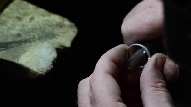 Gioielliere lucidatura anello nuziale d'oro. Gioielli artigianali. Anello argento — Video Stock