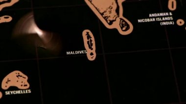 Maldivler 'in siyah kazı kazan haritasında bir dolar yazı tura atma