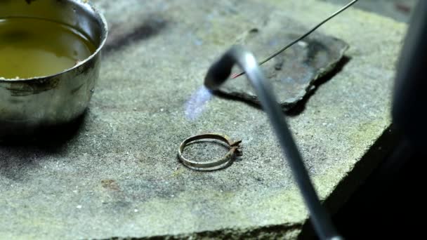 プロのジュエリーワークショップで金細工師は結婚指輪を作成するためにバーナーを使用 — ストック動画