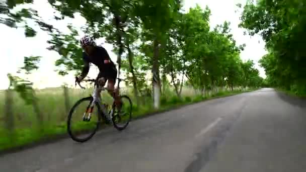 プロスポーツマンサイクリングロードバイク、スポーツコンセプト、日没時の山道 — ストック動画