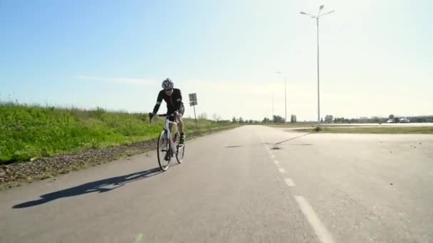 Triatleta profesional ciclismo bicicleta de carretera, pedaleando bicicleta de carretera, concepto de deporte — Vídeo de stock