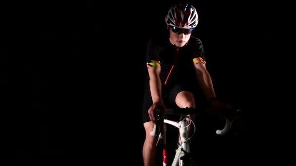 Ciclismo profesional triatleta bicicleta de carretera, pedaleo, concepto deportivo, estudio negro — Vídeo de stock