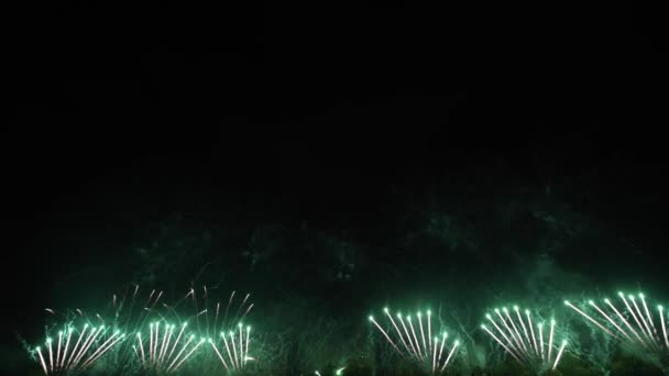 Fogos de artifício abstratos no céu noturno, isolados sobre fundo preto — Vídeo de Stock