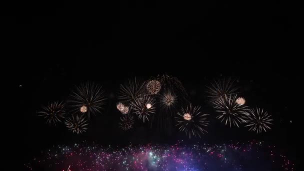 Kleurrijk Abstract Vuurwerk aan de nachtelijke hemel, geïsoleerd op zwarte achtergrond — Stockvideo