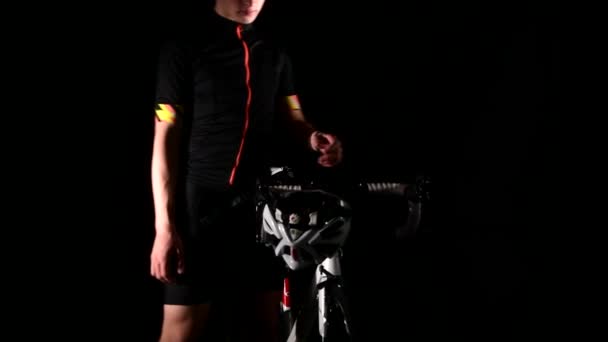 Triatlet profesionist ciclism biciclete rutier, Pedalare, concept sportiv, studio negru — Videoclip de stoc