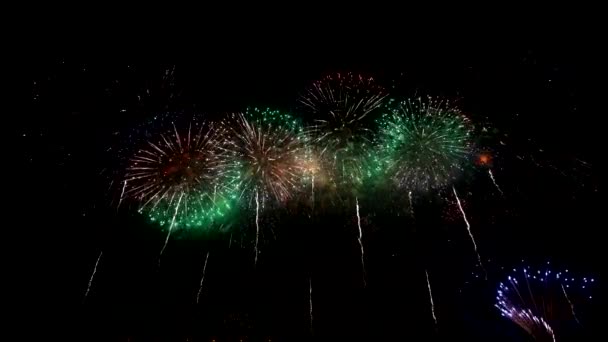 Farbenfrohes Feuerwerk am Nachthimmel, isoliert auf schwarzem Hintergrund — Stockvideo