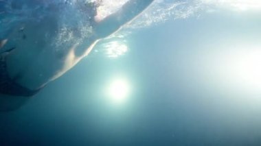 Yüzme havuzunda profesyonel triatloncunun su altı görüntüsü, 4K yavaş çekim