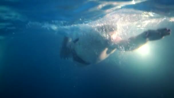Профессиональный пловец в бассейне, тренировки действий под водой зрения — стоковое видео