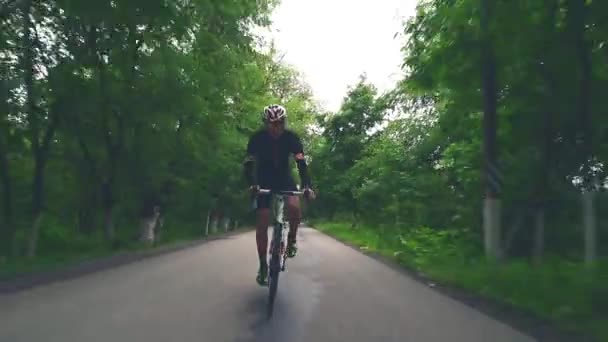 Profesjonalny sportowiec rower rowerowy, koncepcja sportowa, górska droga o zachodzie słońca — Wideo stockowe