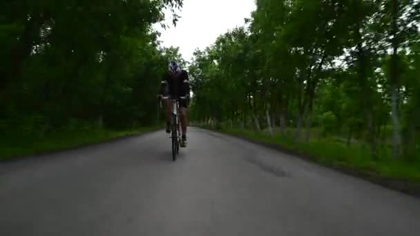 Профессиональный триатлонист велосипедный дорожный велосипед, спортивная концепция, закат горной дороги — стоковое видео