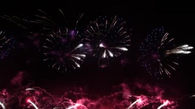 4k Havai fişekler gece gökyüzünde, siyah arka planda izole edilmiş, 4 Temmuz gösterisi.