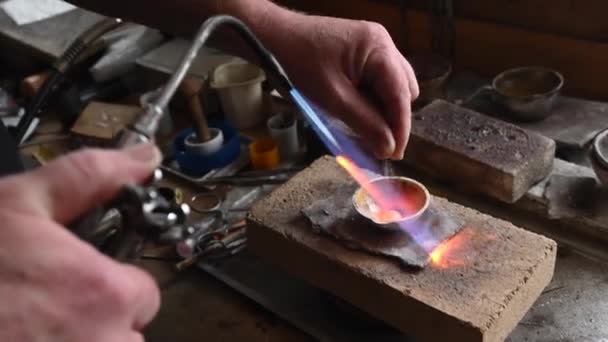 Joalheiro adulto derrete ouro em estado líquido em um cadinho. Artesanato jóias de luxo — Vídeo de Stock