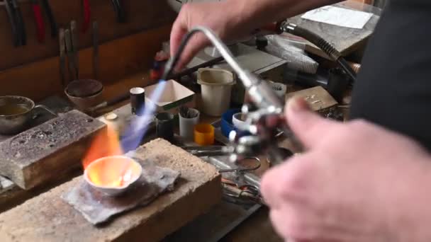 Orfèvre fond l'or à l'état liquide dans un creuset. Bijoux artisanaux de qualité 4k — Video