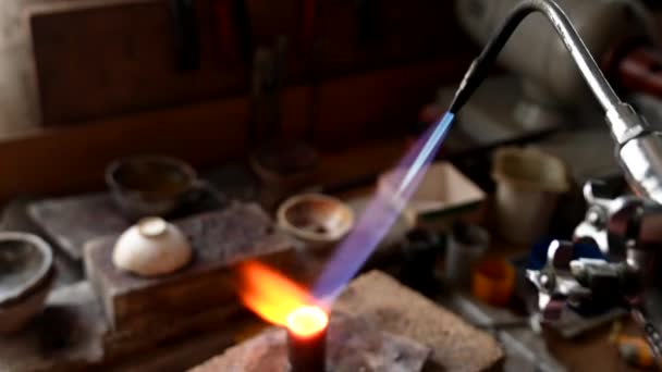 Bijoutier adulte fait fondre l'or à l'état liquide pour l'alliance. Bijoux artisanaux — Video