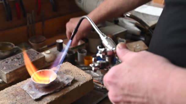 Personne fond de l'or à l'état liquide dans un creuset. Bijoux artisanaux résolution 4k — Video