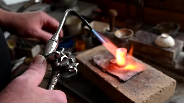 L'homme caucasien fait fondre l'or à l'état liquide pour l'alliance. Bijoux artisanaux — Video