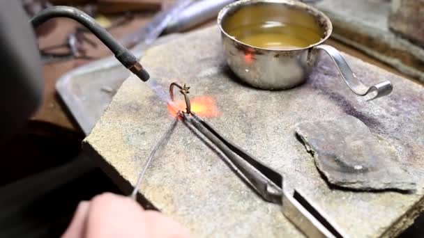 Orfebre en taller de joyería profesional con quemador crear anillo de boda — Vídeos de Stock