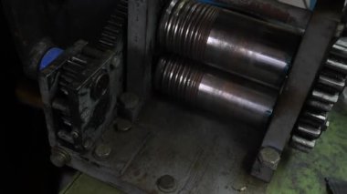 Profesyonel mücevher atölyesinde kuyumcu, metal basmak için makine kuruyor.