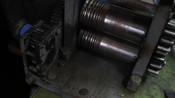 Złotnik w profesjonalnych warsztatach jubilerskich, tworząc maszynę do prasowania metalu — Wideo stockowe