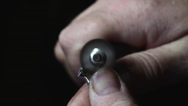 用抛光机工具把结婚戒指抛光，4k镜头 — 图库视频影像