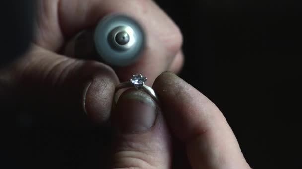 Ювелир полировка обручальное кольцо с помощью полировки двигателей инструменты, 4k макросъемки — стоковое видео
