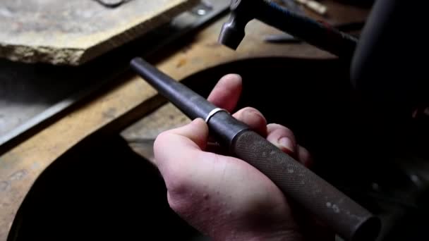 Goudsmid in professionele sieraden workshop controleren trouwring grootte voor vinger — Stockvideo