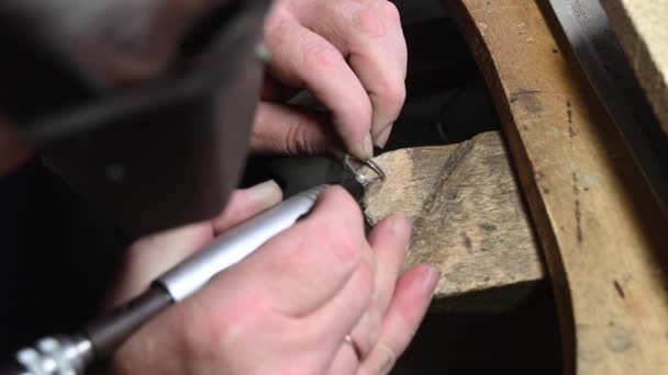 Joalheiro na oficina de jóias profissional grava anel de casamento com gravador — Vídeo de Stock
