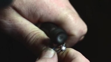 Alyansın cilalanması için motor araçları, 4k siyah arkaplan