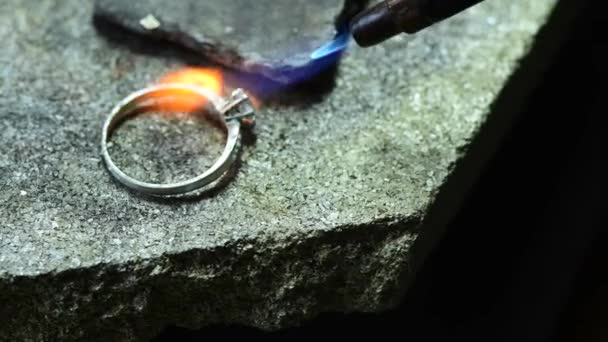 Goudsmid in professionele sieraden workshop met brander maken trouwring — Stockvideo