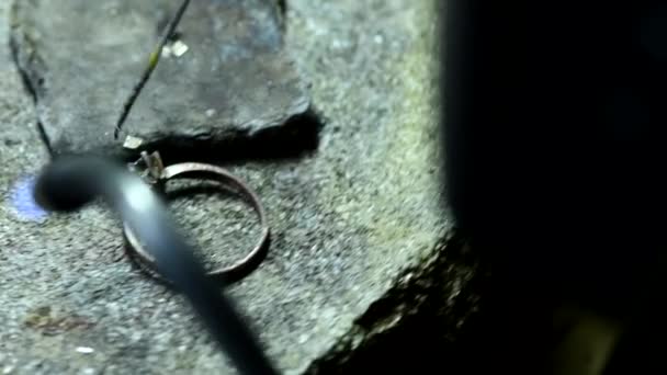 Orfebre caucásico en la sala de joyería profesional con quemador crear anillo de boda — Vídeos de Stock