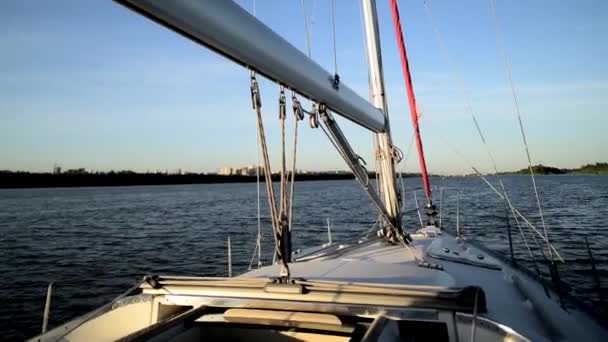 Vacker utsikt över solnedgången från lyx segel yacht — Stockvideo