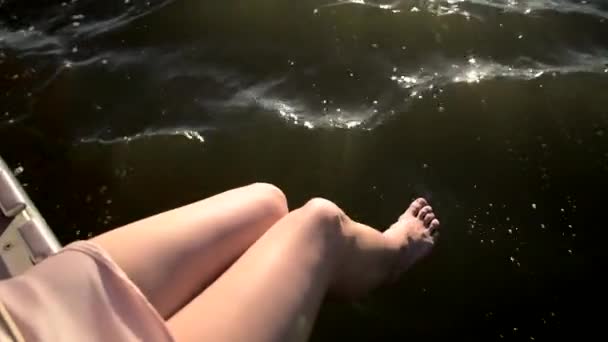 Frauenbeine laufen auf dem Wasser auf dem Luxusdeck einer Segeljacht im Ozean — Stockvideo