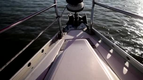 Varma solnedgångar strålar på vatten från lyx däck av segelbåt under i havet — Stockvideo