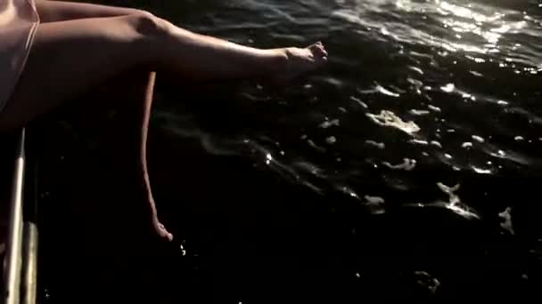 Hermosas piernas de mujer joven corriendo en el agua en la cubierta de lujo de yate de vela — Vídeo de stock
