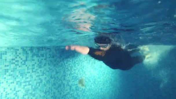 수영장에서의 전문적 인 3 종 경기 선수의 수중 시계 , 4k 슬로 모션 — 비디오