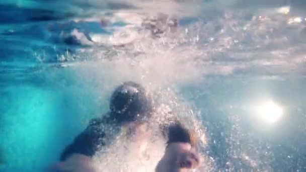 Nuoto subacqueo di nuotatore in piscina, allenamento olimpico a rana — Video Stock