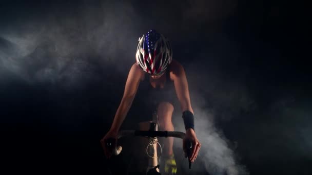 Giovane donna bicicletta da strada, Pedalata in bicicletta, concetto di sport, studio nero — Video Stock