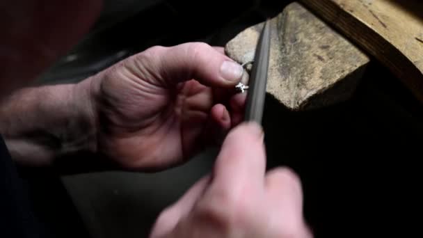 Jeweler polishing golden wedding ring. Craft jewelery. Silver ring — Stock Video