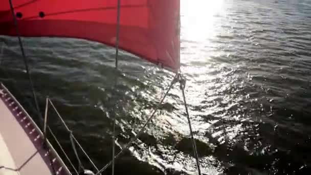 Raios de sol na água do iate de vela de luxo durante a regata no oceano — Vídeo de Stock