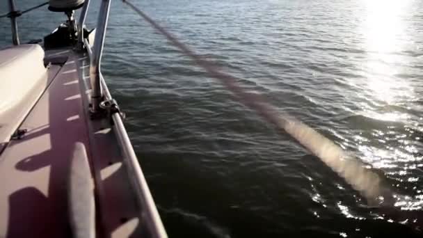 Solnedgång strålar på vatten från lyx segelbåt under regattan i havet — Stockvideo