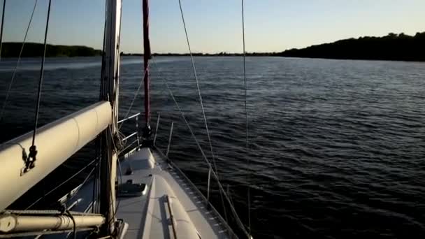 Härlig utsikt över solnedgången från lyx segelbåt under regattan — Stockvideo
