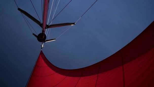 Rood zeil op luxe dek van zeiljacht tijdens regatta in de oceaan — Stockvideo